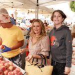 Alicia Silverstone Instagram - A day spent at the Farmer’s Market with these beautiful peeps is a day well spent. 💛☀️☺️
