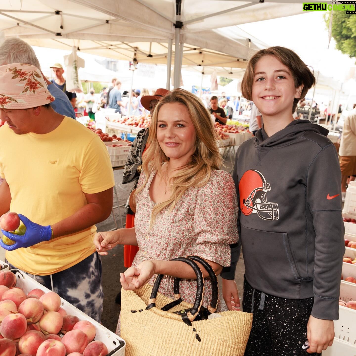 Alicia Silverstone Instagram - A day spent at the Farmer’s Market with these beautiful peeps is a day well spent. 💛☀️☺️