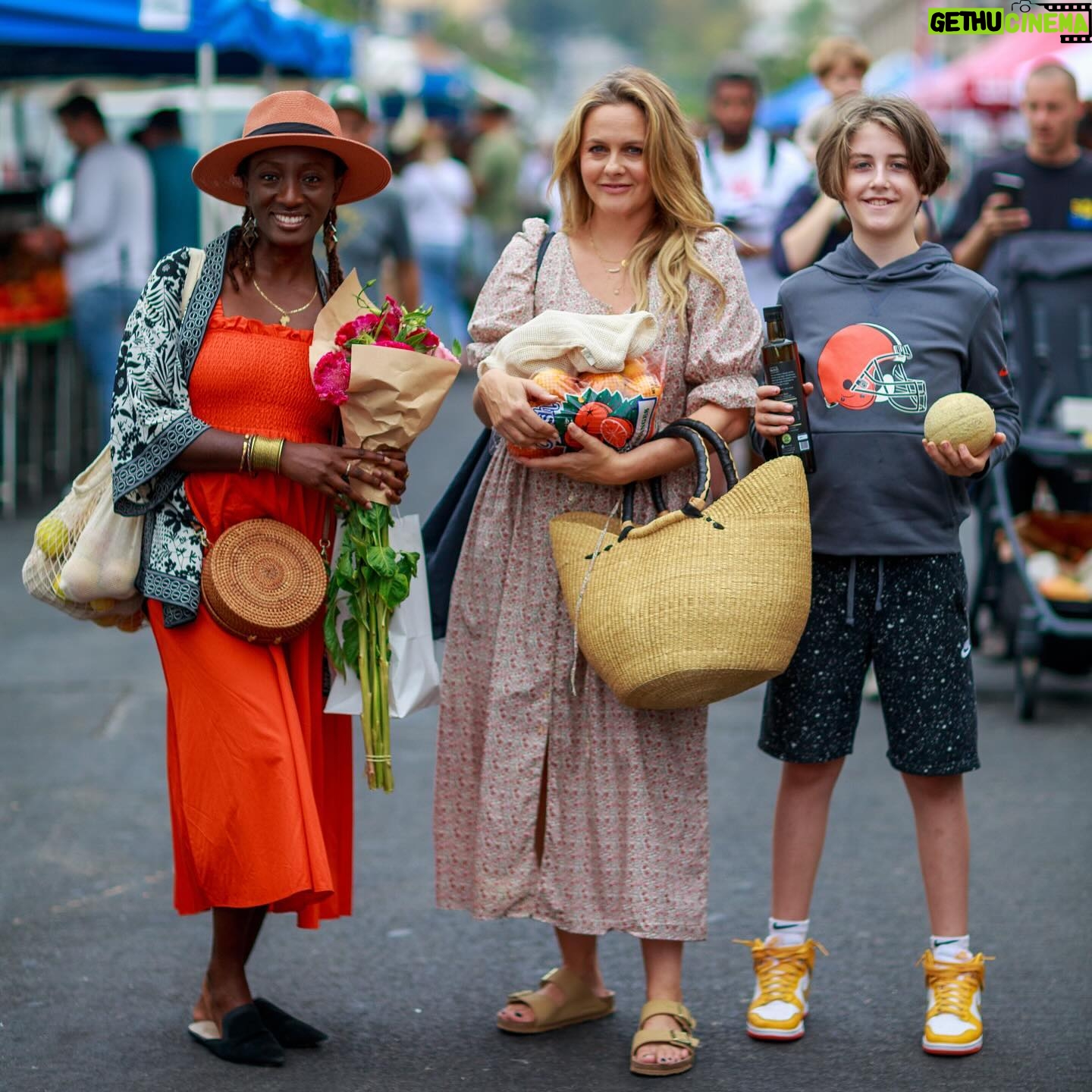 Alicia Silverstone Instagram - A day spent at the Farmer’s Market with these beautiful peeps is a day well spent. 💛☀️☺️