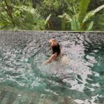 Alicia Silverstone Instagram – When life offers a secluded pool, skinny dip. 💦🤷🏼‍♀️