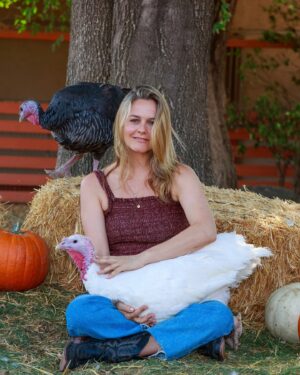 Alicia Silverstone Instagram - Happy Thanksgiving! Can't believe it’s around the corner! If you're still on the search for what to bring (or serve.. if you're hosting!), check out my website TheKindLife.com for some yum recipes. 🧡