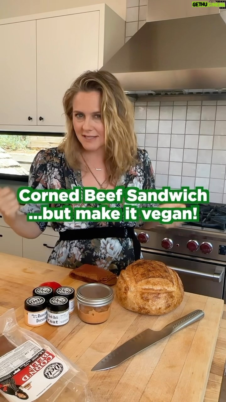 Alicia Silverstone Instagram - Celebrate the spirit of St. Patrick’s Day with a vegan twist! This corned beef sandwich using @unrealdeli is proof that you can enjoy all the flavor and none of the guilt. 🍀🌱 #Vegan #StPatricksDay #Yum
