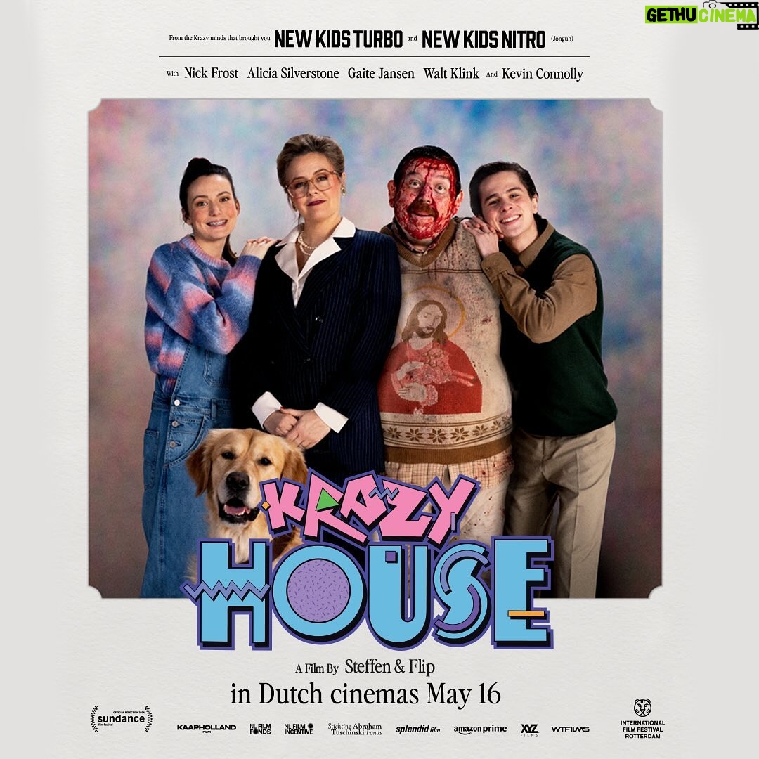 Alicia Silverstone Instagram - Ainβt nothing wrong with a good olβ family portrait π¨βπ©βπ§βπ¦ Krazy House, in Dutch theaters May 16. #KrazyHouse