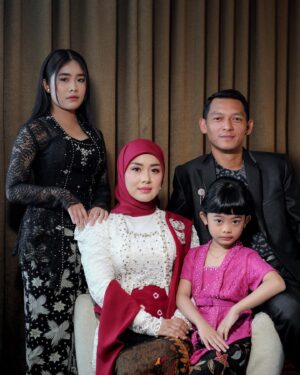 Alifa Lubis Instagram - Lots of love 🖤 
-
-
Cake birthday by @garbinscake 
Ice cream by @paletaswey 
Photo by @mdv.photograph