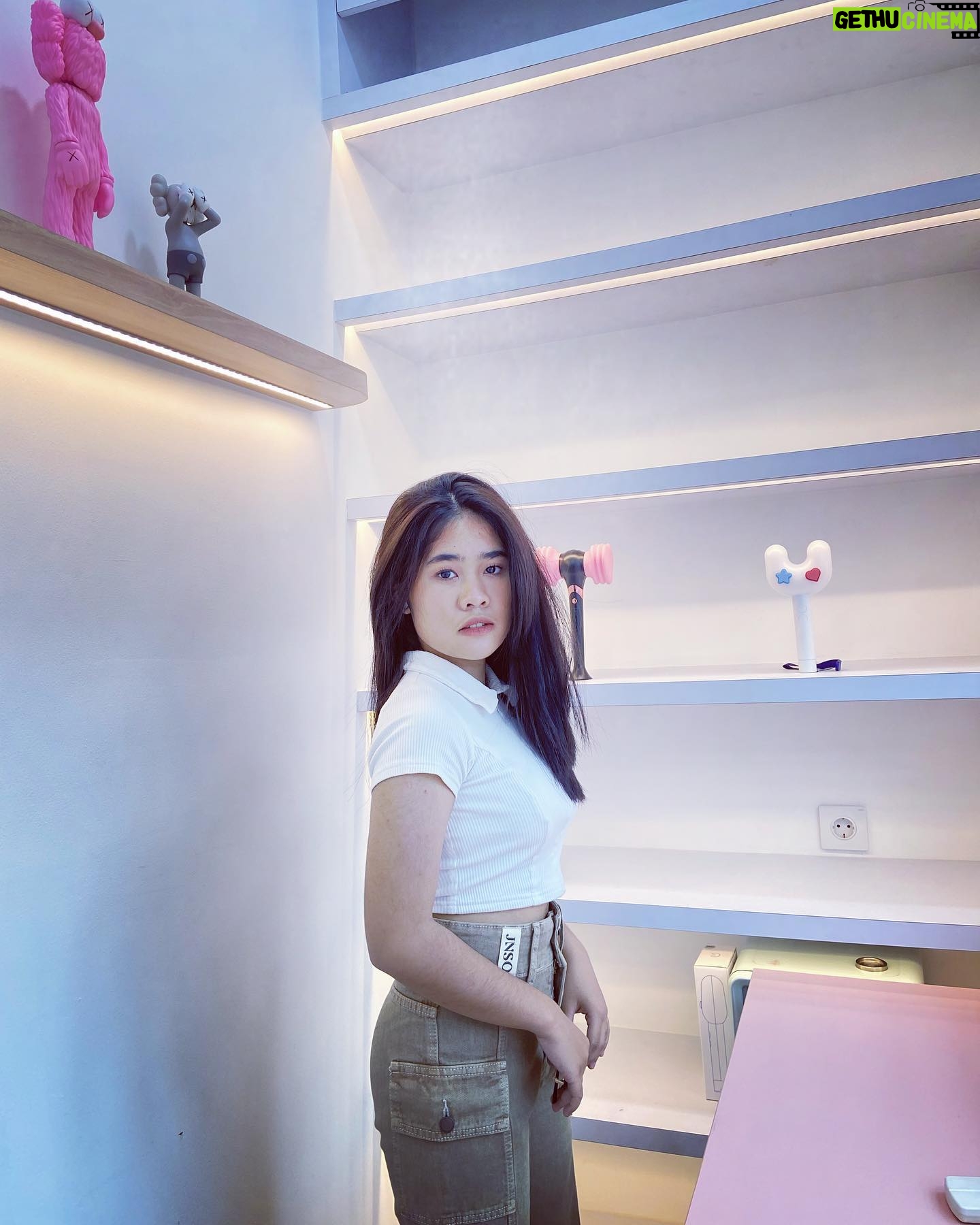 Alifa Lubis Instagram - Klw di liat dari jalan kamu ,kamu cocok nya jalan sama aku AOWKAOWKW