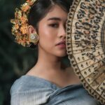Alifa Lubis Instagram - Yadiastun ten paripurna, kewanten ragane ayu antuk cara ngeraga. - @ariee7 @alifalubis @jasminmeijers Fashion Stylist: @doleytobing Photographer: @omi_tjiu Make Up & Hair Do: @tirta_harum @nofihairandmakeup Traditional Attire: @tirta_harum Nail Artist: @mandakaofficial Management: @bentukmanagement @bright.mgt @agungsaputrabm @ririaprianti_ @lidya.olyd Team: @leinchess @arturrobali Venue: @hotelkumalapantaibali