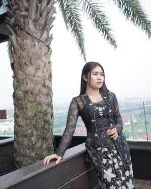 Alifa Lubis Instagram - Lots of love 🖤 
-
-
Cake birthday by @garbinscake 
Ice cream by @paletaswey 
Photo by @mdv.photograph