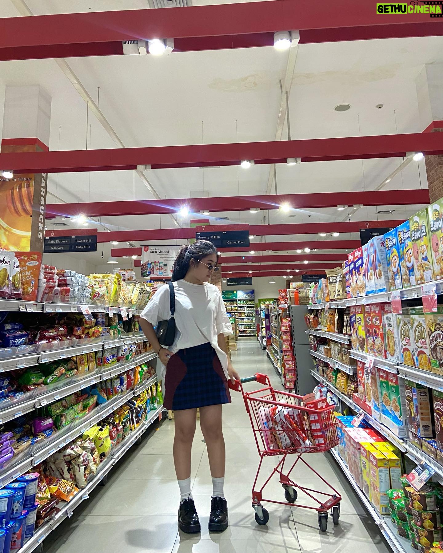 Alifa Lubis Instagram - Lagi belanja bulanan buat keluarga kita … AOWKOAKAKAK