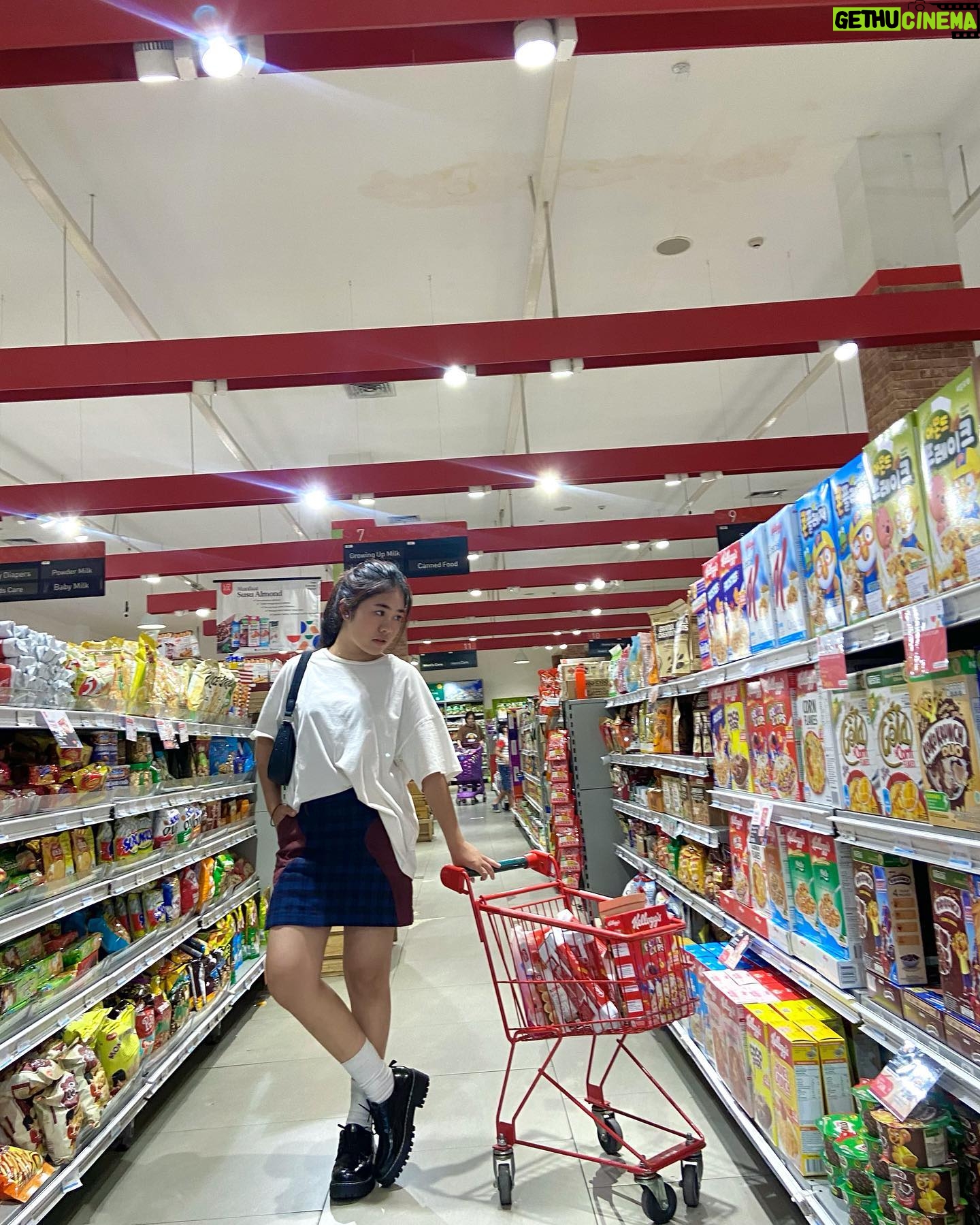 Alifa Lubis Instagram - Lagi belanja bulanan buat keluarga kita … AOWKOAKAKAK