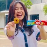 Alifa Lubis Instagram - Kirain aku doang yang suka sama Sla’i Olai ternyata temen-temen aku juga suka. Biskuit manis asam chewy yang jadi favorite kita semua! Beli Sla’i Olai sachet di warung terdekat. @slaiolai_seru #slaiolai #slaiolaiseru