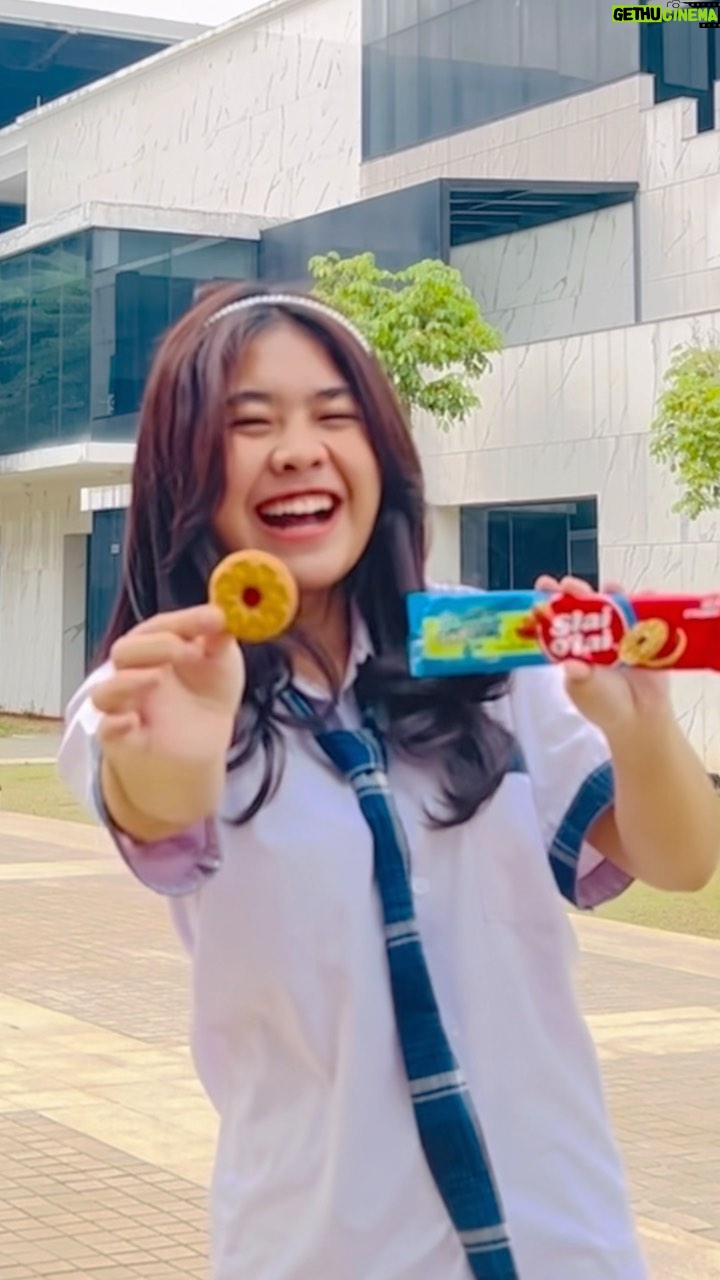 Alifa Lubis Instagram - Kirain aku doang yang suka sama Sla’i Olai ternyata temen-temen aku juga suka. Biskuit manis asam chewy yang jadi favorite kita semua! Beli Sla’i Olai sachet di warung terdekat. @slaiolai_seru #slaiolai #slaiolaiseru