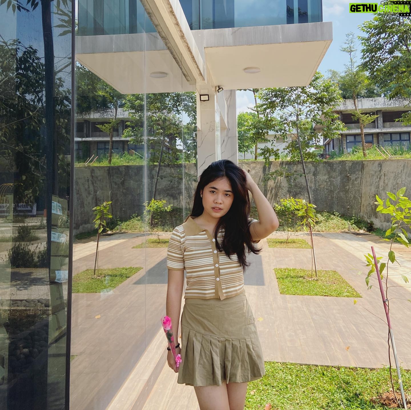 Alifa Lubis Instagram - Hari ini cuaca nya panas tapi kok aku meleleh nya liat senyuman kamu? CIAKHHH