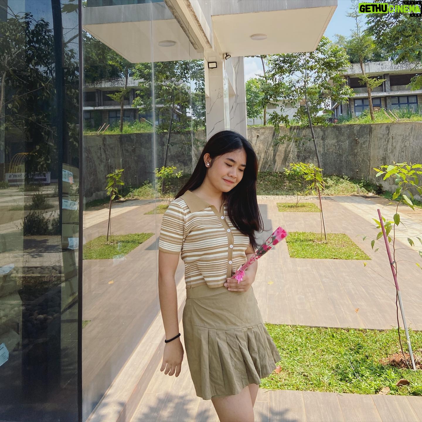 Alifa Lubis Instagram - Hari ini cuaca nya panas tapi kok aku meleleh nya liat senyuman kamu? CIAKHHH