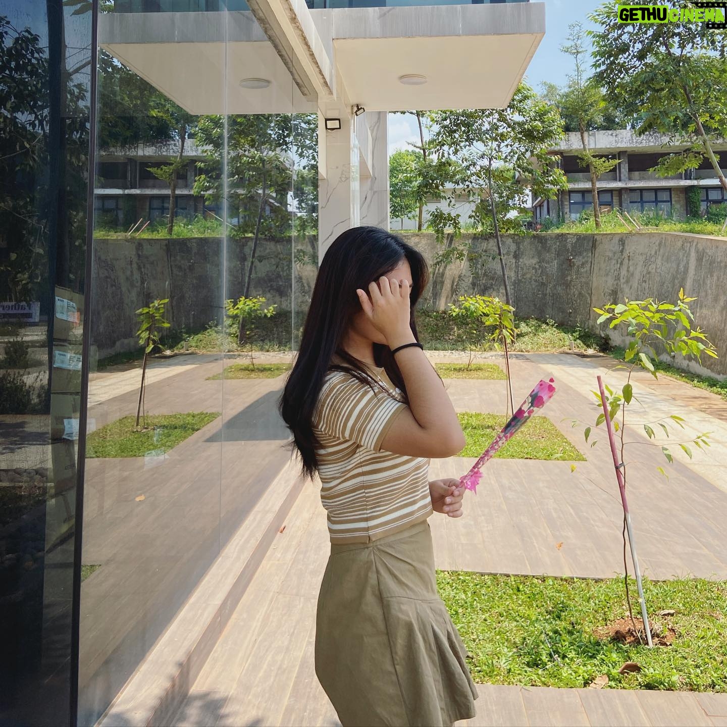 Alifa Lubis Instagram - Hari ini cuaca nya panas tapi kok aku meleleh nya liat senyuman kamu? CIAKHHH