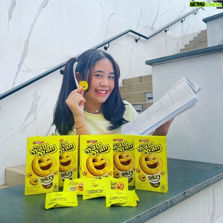 Alifa Lubis Instagram - Ayo guys #TunjukinSmileyMu bareng Nyam Nyam Smiley dari @nyamnyamcorners !! Varian baru dari Nyam Nyam yang bisa bikin aku Smile lagi siap nemenin aku yang sibuk di lokasi shooting. Isinya juga banyak dan ada pesan-pesan unik dibalik bungkusnya, cocok banget buat sharing jadi #SeruUntukSemua! Bentuk biskuit nya emoticon lucu gini dan cokelatnya.. hmmm enak bangettt!! Jadi tunggu apalagi? Yuk checkout langsung ke Tokopedia dan dapetin diskon 10% dengan minimal pembelian Rp 50.000 product Arnott’s. Pakai kode ARNOSMILEYALIF ya!
