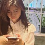 Alifa Lubis Instagram - Lagi nunggu chat dari kamu