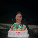 Alifa Lubis Instagram – Happy sweet Seventeen to mee!!
Kado termanis untuk akuuuu salah satu impian alifaa bisa bawa ibu dan ayah ke Mekkah tercapai alhamdulilah,smoga impian2 alifa tercapai juga di tahun2 selanjut nya aminnn 
–

OH IYAA GUYSSSS BTW MV AKUU UDH KELUAR YAAA KALIAN BISA CHECK DI YTB @bentukmanagement dan bisa di dengerin di seluruh platform music !! LAGU INI TUH DI BIKIN 5 TAUN LALUUUU AHAHAHAH SMOGA KALIAN SUKA YAAA!! 
THANKYOU FOR THE BIRTHDAY WISHES NYAA I LOVE U GUYS !!
–
Satuuu lagiiii cake birthday wishlist akuuuu dari @garbinscake makasiii aaaa tau aja aku pengen bgt cake gituuu 🥹🥹🥹🫶🏻🫶🏻