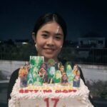 Alifa Lubis Instagram – Happy sweet Seventeen to mee!!
Kado termanis untuk akuuuu salah satu impian alifaa bisa bawa ibu dan ayah ke Mekkah tercapai alhamdulilah,smoga impian2 alifa tercapai juga di tahun2 selanjut nya aminnn 
–

OH IYAA GUYSSSS BTW MV AKUU UDH KELUAR YAAA KALIAN BISA CHECK DI YTB @bentukmanagement dan bisa di dengerin di seluruh platform music !! LAGU INI TUH DI BIKIN 5 TAUN LALUUUU AHAHAHAH SMOGA KALIAN SUKA YAAA!! 
THANKYOU FOR THE BIRTHDAY WISHES NYAA I LOVE U GUYS !!
–
Satuuu lagiiii cake birthday wishlist akuuuu dari @garbinscake makasiii aaaa tau aja aku pengen bgt cake gituuu 🥹🥹🥹🫶🏻🫶🏻