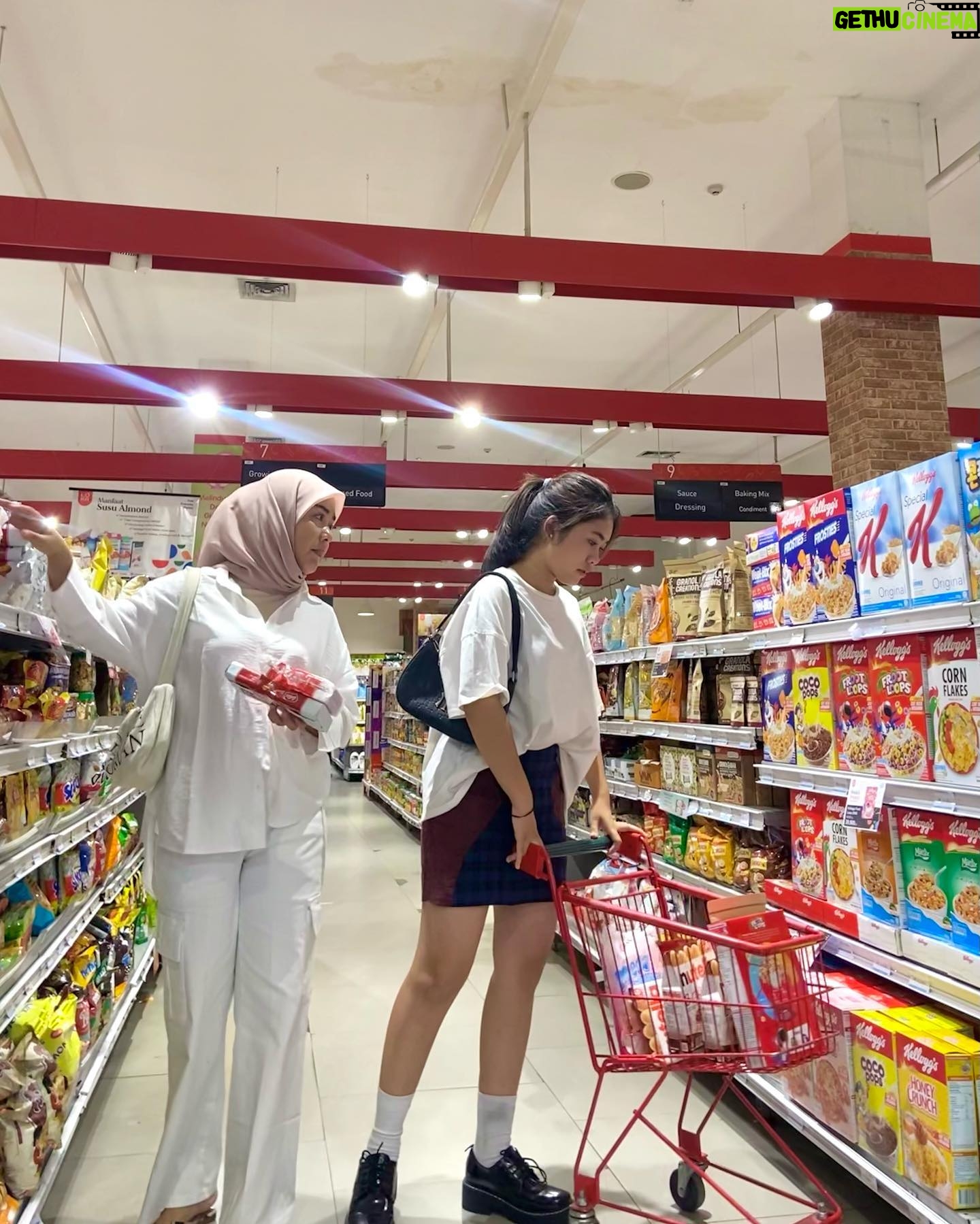 Alifa Lubis Instagram - Lagi belanja bulanan buat keluarga kita … AOWKOAKAKAK