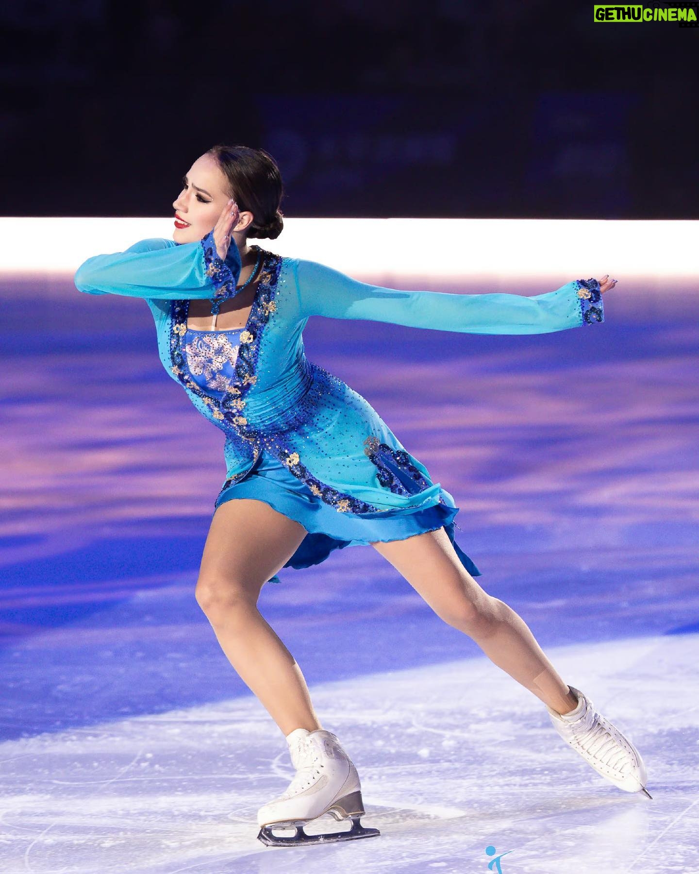 Alina Zagitova Instagram - Подошёл к концу наш тур «Magic on ice China Show» Больше спасибо всем зрителям, которые были с нами в эти дни 🙏Я была рада показать Вам свою новую программу! Отдельные слова благодарности хочется сказать за гостеприимство и тёплую встречу 🥰 Надеюсь, что ещё увидимся, спасибо за вашу любовь ❤️ 我们的 "冰上魔术中国秀" 巡演结束了 非常感谢这几天陪伴我们的所有观众 🙏 我很高兴能向你们展示我的新节目! 特别感谢你们的盛情款待和热烈欢迎 🥰 希望能再见到你们,谢谢你们的厚爱 ❤️