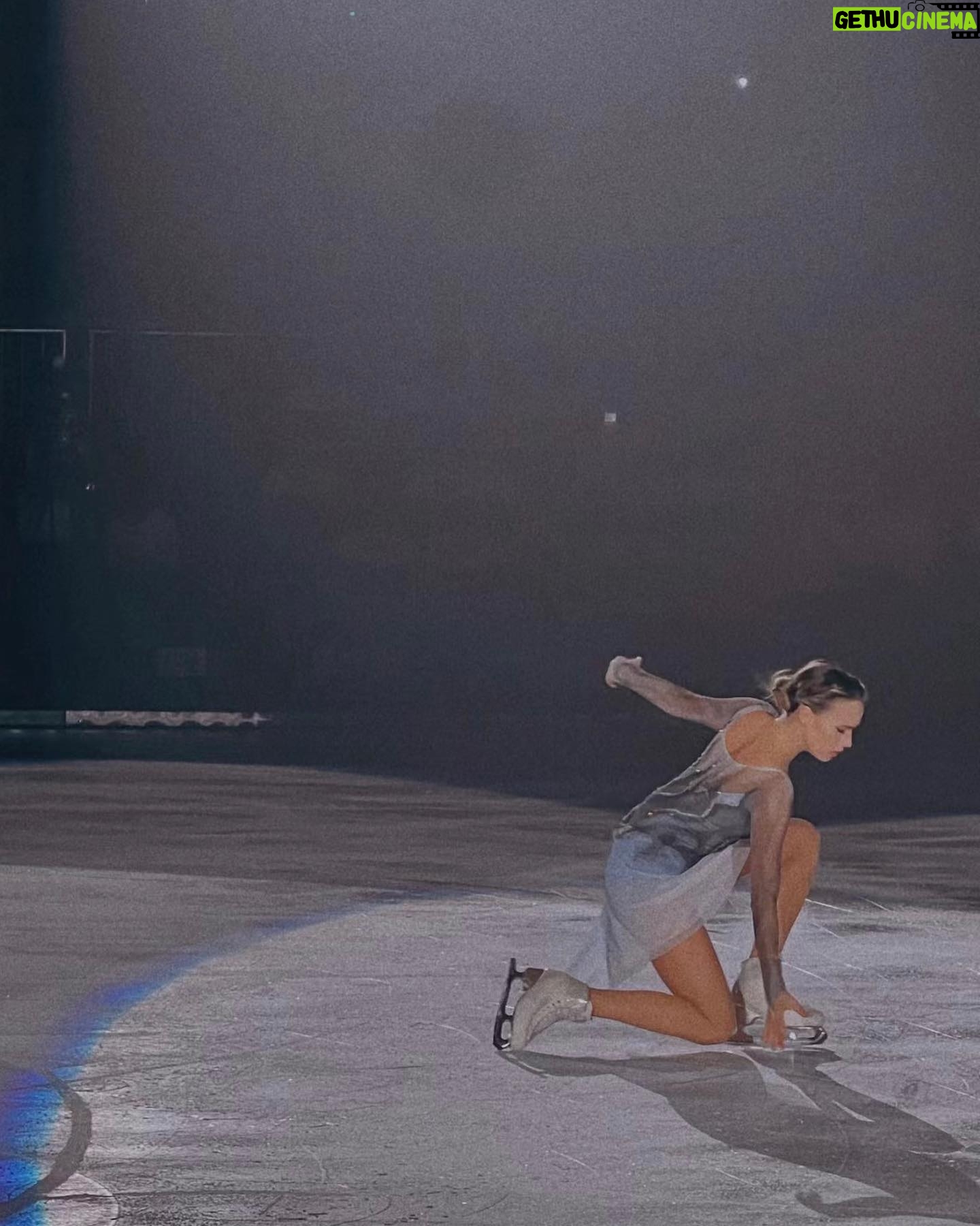Alina Zagitova Instagram - Подошёл к концу наш тур «Magic on ice China Show» Больше спасибо всем зрителям, которые были с нами в эти дни 🙏Я была рада показать Вам свою новую программу! Отдельные слова благодарности хочется сказать за гостеприимство и тёплую встречу 🥰 Надеюсь, что ещё увидимся, спасибо за вашу любовь ❤️ 我们的 "冰上魔术中国秀" 巡演结束了 非常感谢这几天陪伴我们的所有观众 🙏 我很高兴能向你们展示我的新节目! 特别感谢你们的盛情款待和热烈欢迎 🥰 希望能再见到你们,谢谢你们的厚爱 ❤️
