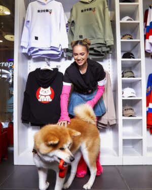 Alina Zagitova Instagram - Вчера прошла презентация моей первой коллекции одежды! 🥳
Скажу честно, это было очень волнительно, я долго подготавливала как саму коллекцию, так и презентацию🙏
Хочу сказать спасибо всем, кто поддержал меня в этот день. Для меня это очень ценно и важно🥰
Также хочу сказать слова благодарности тем, кто поддерживал меня дистанционно, у кого не получилось присутствовать. Независимо от того, что между нами есть расстояние, я всё равно чувствую вашу поддержку🙏❤️