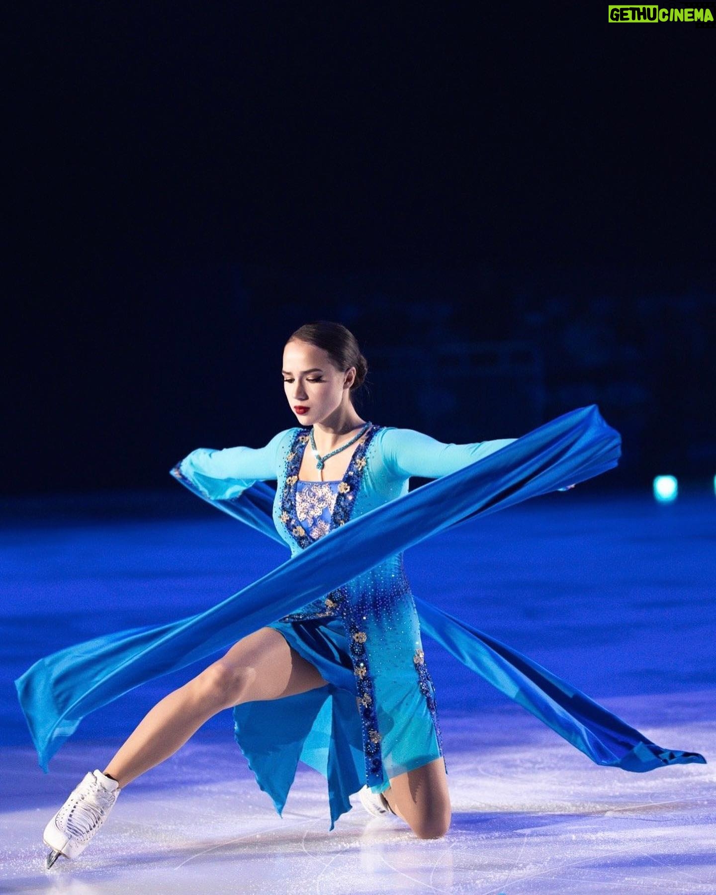 Alina Zagitova Instagram - Подошёл к концу наш тур «Magic on ice China Show» Больше спасибо всем зрителям, которые были с нами в эти дни 🙏Я была рада показать Вам свою новую программу! Отдельные слова благодарности хочется сказать за гостеприимство и тёплую встречу 🥰 Надеюсь, что ещё увидимся, спасибо за вашу любовь ❤️ 我们的 "冰上魔术中国秀" 巡演结束了 非常感谢这几天陪伴我们的所有观众 🙏 我很高兴能向你们展示我的新节目! 特别感谢你们的盛情款待和热烈欢迎 🥰 希望能再见到你们,谢谢你们的厚爱 ❤️