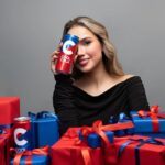 Alina Zagitova Instagram – Подарки, улыбки, зима и CoolCola. Что еще нужно для счастья?😇

Может быть, друзья, музыка, танцы и снегопад? Или же, книги, печенье, свечи и плед? А может, любовь, поцелуи, объятия и взгляд?💞

Каждому свое, но одно я знаю точно : счастье – это не вещи, а состояние души. А CoolCola – это напиток, который помогает нам наслаждаться этим состоянием в любой момент🥰

#COOLCOLA #включипраздник #КулКола #кола