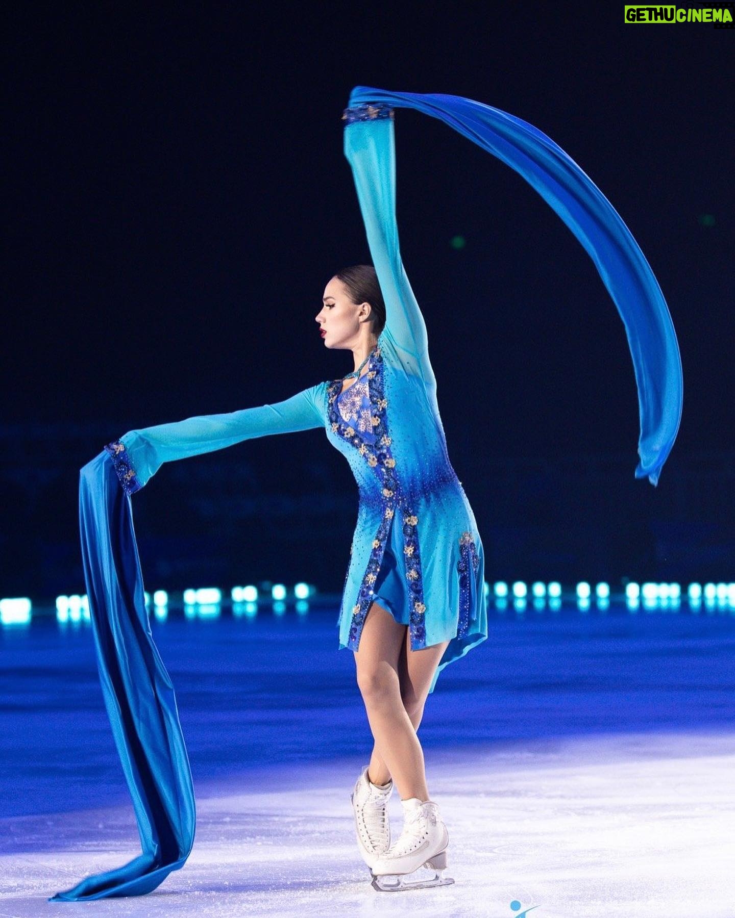 Alina Zagitova Instagram - Подошёл к концу наш тур «Magic on ice China Show» Больше спасибо всем зрителям, которые были с нами в эти дни 🙏Я была рада показать Вам свою новую программу! Отдельные слова благодарности хочется сказать за гостеприимство и тёплую встречу 🥰 Надеюсь, что ещё увидимся, спасибо за вашу любовь ❤️ 我们的 "冰上魔术中国秀" 巡演结束了 非常感谢这几天陪伴我们的所有观众 🙏 我很高兴能向你们展示我的新节目! 特别感谢你们的盛情款待和热烈欢迎 🥰 希望能再见到你们,谢谢你们的厚爱 ❤️
