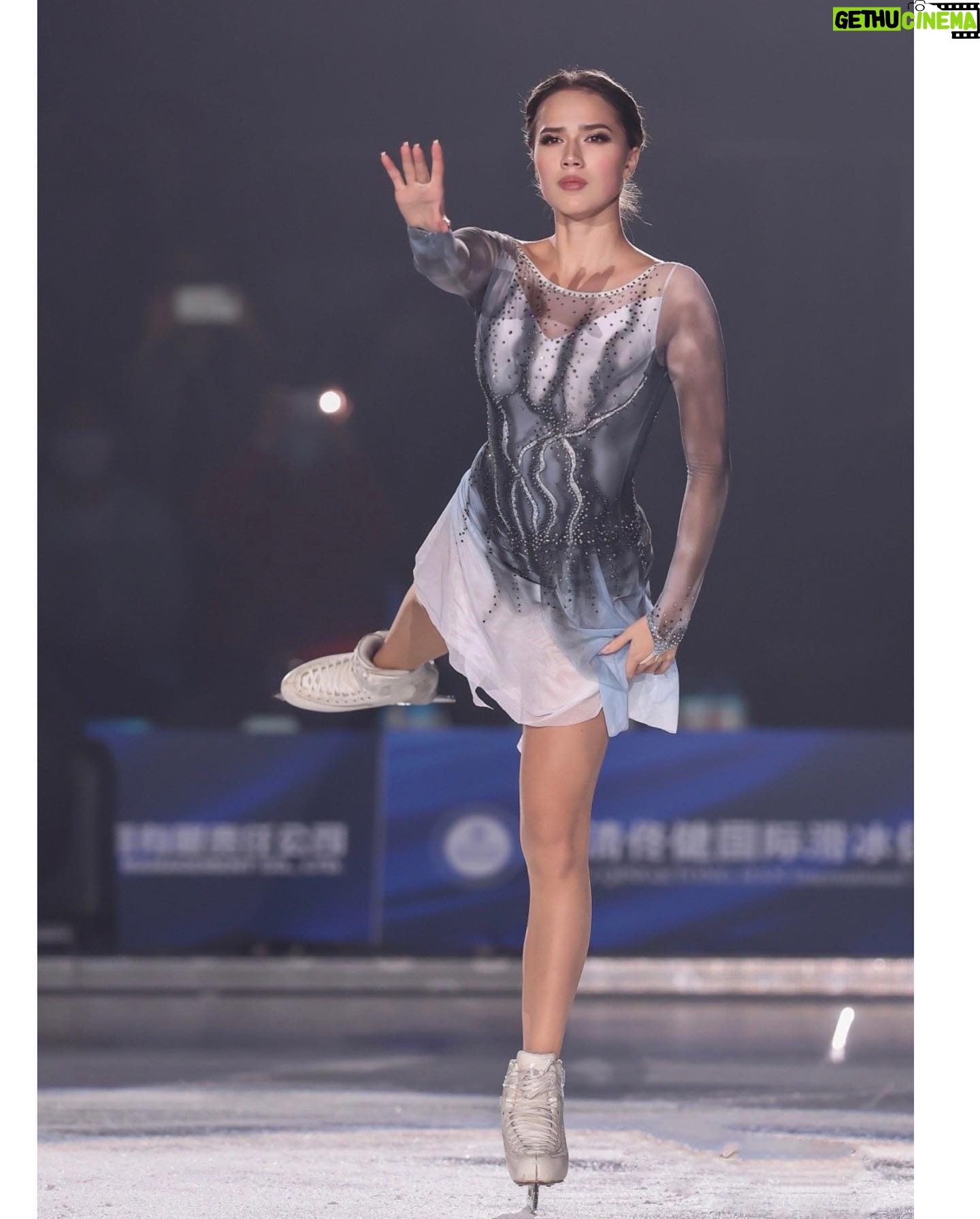 Alina Zagitova Instagram - Подошёл к концу наш тур «Magic on ice China Show» Больше спасибо всем зрителям, которые были с нами в эти дни 🙏Я была рада показать Вам свою новую программу! Отдельные слова благодарности хочется сказать за гостеприимство и тёплую встречу 🥰 Надеюсь, что ещё увидимся, спасибо за вашу любовь ❤️ 我们的 "冰上魔术中国秀" 巡演结束了 非常感谢这几天陪伴我们的所有观众 🙏 我很高兴能向你们展示我的新节目! 特别感谢你们的盛情款待和热烈欢迎 🥰 希望能再见到你们,谢谢你们的厚爱 ❤️