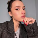 Alina Zagitova Instagram - Завтра начинается чемпионат России по прыжкам, а я не могу решить в какую команду я хочу больше😂⛸️ А к кому пошли бы вы?🤔
