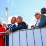Alina Zagitova Instagram - По приглашению «Татнефти» побывала на праздновании Дня нефтяника в Альметьевске🙌 Тысячи артистов со всей страны на театрализованном представлении рассказали про 80-летнюю историю становления нефтяной отрасли Татарстана и «Татнефти»🔥Тысячи работников Компании на параде, предоставили все бизнес-направления. Вместе с Рустамом Миннихановым побывали на конкурсе профмастерства, а вечером почти сто тысяч людей из Татарстана и соседних регионов зажгли на главной площади города на вечернем концерте! Масштабы праздника впечатлили – гордо ощутить себя частью такой крутой Компании🤗 Спасибо, «Татнефть»💚 #татнефть