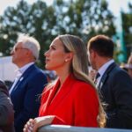 Alina Zagitova Instagram - По приглашению «Татнефти» побывала на праздновании Дня нефтяника в Альметьевске🙌 Тысячи артистов со всей страны на театрализованном представлении рассказали про 80-летнюю историю становления нефтяной отрасли Татарстана и «Татнефти»🔥Тысячи работников Компании на параде, предоставили все бизнес-направления. Вместе с Рустамом Миннихановым побывали на конкурсе профмастерства, а вечером почти сто тысяч людей из Татарстана и соседних регионов зажгли на главной площади города на вечернем концерте! Масштабы праздника впечатлили – гордо ощутить себя частью такой крутой Компании🤗 Спасибо, «Татнефть»💚 #татнефть