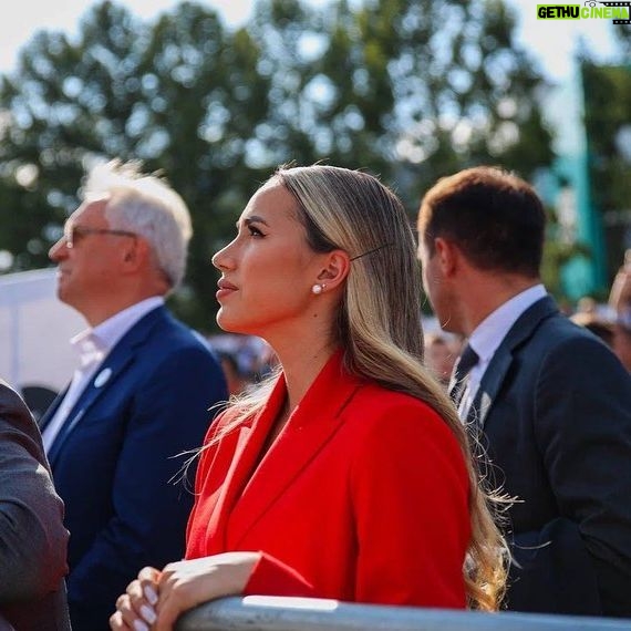 Alina Zagitova Instagram - По приглашению «Татнефти» побывала на праздновании Дня нефтяника в Альметьевске🙌 Тысячи артистов со всей страны на театрализованном представлении рассказали про 80-летнюю историю становления нефтяной отрасли Татарстана и «Татнефти»🔥Тысячи работников Компании на параде, предоставили все бизнес-направления. Вместе с Рустамом Миннихановым побывали на конкурсе профмастерства, а вечером почти сто тысяч людей из Татарстана и соседних регионов зажгли на главной площади города на вечернем концерте! Масштабы праздника впечатлили – гордо ощутить себя частью такой крутой Компании🤗 Спасибо, «Татнефть»💚 #татнефть
