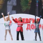 Alina Zagitova Instagram - По приглашению «Татнефти» побывала на праздновании Дня нефтяника в Альметьевске🙌 Тысячи артистов со всей страны на театрализованном представлении рассказали про 80-летнюю историю становления нефтяной отрасли Татарстана и «Татнефти»🔥Тысячи работников Компании на параде, предоставили все бизнес-направления. Вместе с Рустамом Миннихановым побывали на конкурсе профмастерства, а вечером почти сто тысяч людей из Татарстана и соседних регионов зажгли на главной площади города на вечернем концерте! Масштабы праздника впечатлили – гордо ощутить себя частью такой крутой Компании🤗 Спасибо, «Татнефть»💚 #татнефть