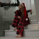 Alina Zagitova Instagram - Хочу поздравить всех с Новым Годом!🎄 Этот год был очень насыщенным 💫 Естественно, были как взлеты, так и падения, но от этого жизнь становится только интереснее и наполняется яркими красками! Желаю всем вам новогоднего настроения, веры в чудеса и исполнения желаний! Не забудьте загадать желание под бой курантов🙏🏻 Надеюсь, что следующий год будет наполнен лёгкостью и спокойствием! И пусть подарит каждому счастье, любовь и доброту🥰 А главное - это крепкого-крепкого здоровья вам и вашим близким❤️ С Новым 2024 годом🥳