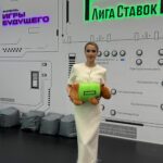Alina Zagitova Instagram - Капибара-предсказатель в Казани с Алиной Загитовой!💚 🎁 Напиши итоговый счёт финального матча «Лига Ставок фиджитал-хоккей» в комментариях под этим постом и получи возможность выиграть крутейший приз! 📍Первый, кто угадает итоговый счёт финала турнира, получит фирменный мерч с автографом Алины и этого пушистого предсказателя 📍Итоги конкурса будут подведены в течение 5 рабочих дней после финала дисциплины «Лига Ставок фиджитал-хоккей»