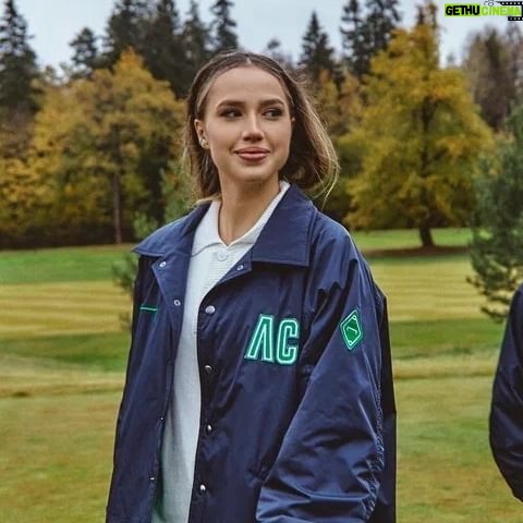 Alina Zagitova Instagram - Мои друзья из Лиги Ставок @liga_stavokru выпустили совместную коллекцию с брендом одежды ОЛОВО. Коллаборация получилась успешной и неожиданной🔥