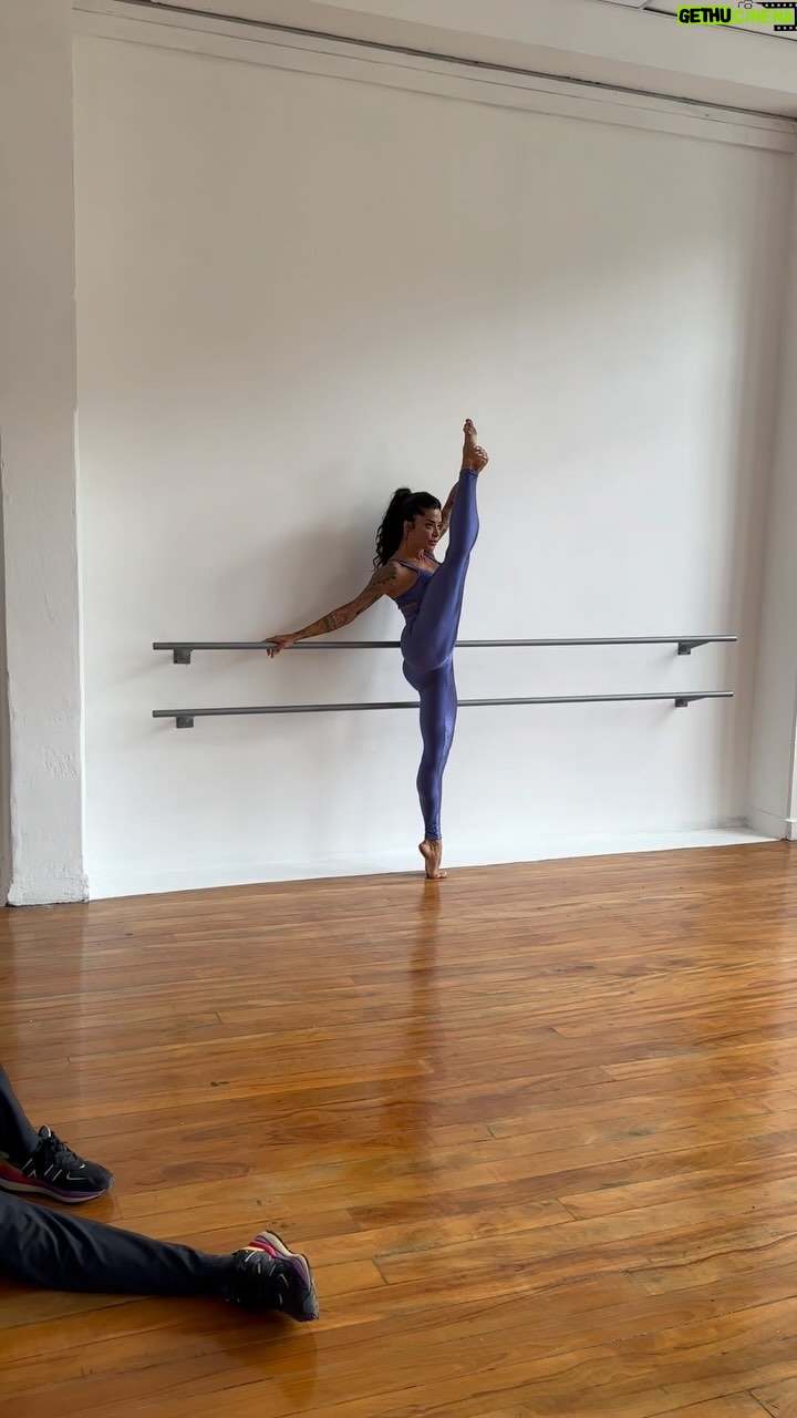 Aline Campos Instagram - Making of de uma campanha linda pra DLK, que me tirou da zona de conforto, depois de anos sem dançar ballet clássico🤩 Pra coreografia da campanha, contei com a super coreógrafa e bailarina @pecanhadesena 🩷 Um luxo👏🏾🌸