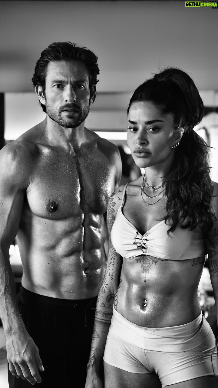 Aline Campos Instagram - Com honra e orgulho, somos os mais novos embaixadores @technogym_brazil 🖤💛 A melhor do MUNDO 💪🏾