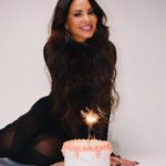 Alinne Rosa Instagram – não estranhe, não, hoje é o dia… 🎂sol em Áries, ano novo astrológico… entrego e agradeço muito! 

celebro a vida e cada vez mais o cnpj Alinne Rosa próximo do rg Aline Oliveira. brigada a cada um que segue comigo, me dá força e se conecta de alguma forma. vcs me regam e me enchem de amor! feliz vida pra mim, né? rsrs ❤️✨🥳🎁

Stylist @luisazevedoo 
Beauty @cassiobeauty 
Foto @romariocarva
Bolo @gourmetpretinho

#mandempresentes #sóumbolinho #alinnerosa #festanovale #omeuvaletodo