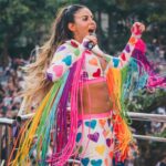 Alinne Rosa Instagram – Não só hoje, mas SEMPRE eu tô com meu Vale! Sou muito feliz e grata por nossa troca, por minha voz ecoar nessa luta. Dia a dia, lado a lado! ❤️🌈 

#DiacontraaLGBTfobia #alinnerosa #lgbtqia #diacontralalgtbifobia