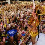 Alinne Rosa Instagram – Que carnaval! Meu vale, quero começar esse #tbt “de ontem” agradecendo a cada um de vcs! Quando escrevi “que sorte essa nossa, felicidade na rua, Ce não larga minha mão e eu não largo da sua” sabia que não era da boca pra fora. 

Sofremos com os transtornos do sábado de carnaval, que culminaram no atraso do nosso bloco, prejudicando o desfile como um todo… Mas vcs estavam ali!!! E nós enfrentamos um apagão na avenida juntos (coisa que eu nunca vi em 20 anos)! A luz voltou com o Vale passando no Barra-Ondina e aquela cena de vcs pulando, comemorando, eu nunca vou esquecer! 

Nosso desfile foi prejudicado por questões que não dependiam de mim, da minha equipe e muito menos de vcs. Por isso eu agradeço mil vezes a quem não soltou a mão da ariana aqui. 

Minha #PipocaRosa também foi massa! Quanta chuva no domingo, quantos rostinhos conhecidos nesses 20 anos coladinhos no trio… vi beijos, abraços, beijos de novo (que vcs são danadinhos) e tudo fez sentido. Do nosso jeito… da nossa forma, nós estamos ligados. 

Agradeço a minha equipe e meus parceiros que fizeram esforços, em todas as áreas, para que tudo saísse da melhor forma.

Sem todos vocês eu não sou ninguém! Muito obrigada! E quem sabe eu não faço uma comemoração da maioridade da carreira? 21 anos é logo ali! Tem minha cara, né? Vou ver e qualquer coisa eu falo rsrsrs amo vcs!

#alinnerosa #carnavalalinnerosa #carnaval2024 #carnavaldesalvador #blocoovale