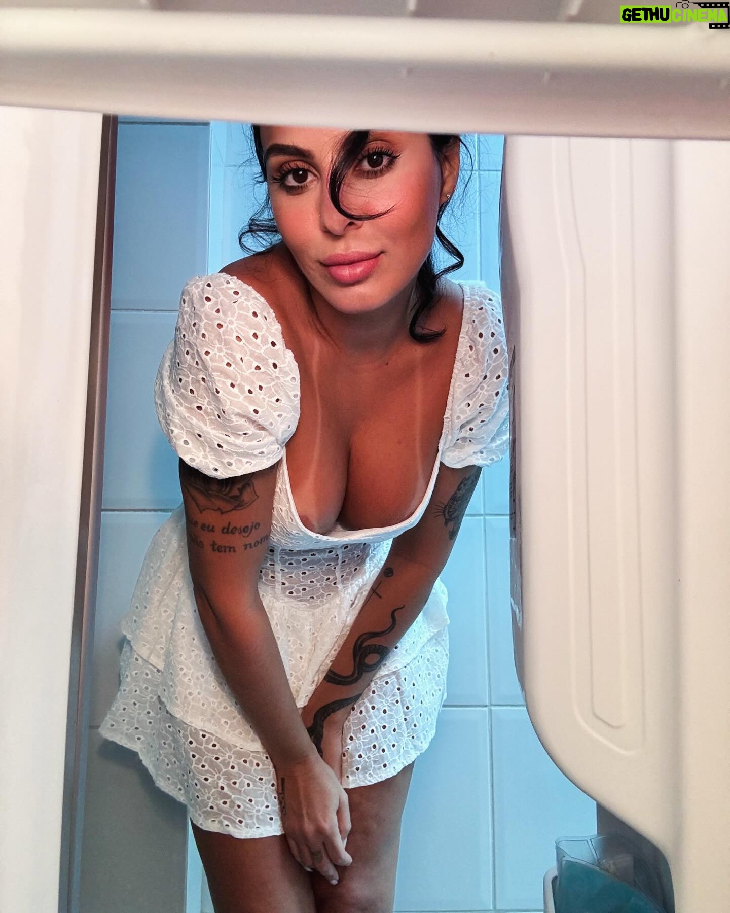Alinne Rosa Instagram - “É necessário voltar ao começo”. Pra relembrar quem sou eu, quem eu não sou. Ansiedade tá vindo todo santo dia. Me confunde. Me faz duvidar. Mas eu já vi isso tudo outra vez. Vamo encarar essa bagaça! Como vcs estão? Cuidando? #saudemental