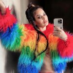 Alinne Rosa Instagram – Não só hoje, mas SEMPRE eu tô com meu Vale! Sou muito feliz e grata por nossa troca, por minha voz ecoar nessa luta. Dia a dia, lado a lado! ❤️🌈 

#DiacontraaLGBTfobia #alinnerosa #lgbtqia #diacontralalgtbifobia