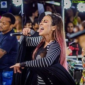 Alinne Rosa Instagram - eu ouvi que meu Vale todo vai estar no #fortal2024? quem falou?!?! Vai ser tudo! #tbt de quando balançamos a micareta para mãezinha avisar: tô voltando com o maior Vale do mundo! ❤️🌈 quem vai?? #alinnerosa #blocoovale #fortal @ovalefortal