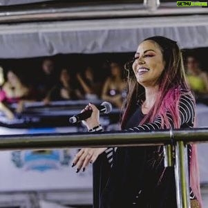 Alinne Rosa Instagram - eu ouvi que meu Vale todo vai estar no #fortal2024? quem falou?!?! Vai ser tudo! #tbt de quando balançamos a micareta para mãezinha avisar: tô voltando com o maior Vale do mundo! ❤️🌈 quem vai?? #alinnerosa #blocoovale #fortal @ovalefortal
