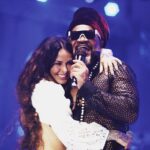 Alinne Rosa Instagram - de ontem… de hj a 8… a gente marcou de se encontrar! @carlinhosbrown 🧡🧡 #alinnerosa #blocoovale fotos: @roncca