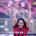 Alinne Rosa Instagram - O campeão voltou daquele jeito! MEU VITÓRIAAAAAAAAAAAAA 🔴⚫️❤️❤️❤️❤️ #ecvitoria #ecv #alinnerosa