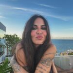 Alinne Rosa Instagram - Dia de festa no mar 🙌🏼 vem pra cá! 💙🤍 #2defevereiro #yemanja